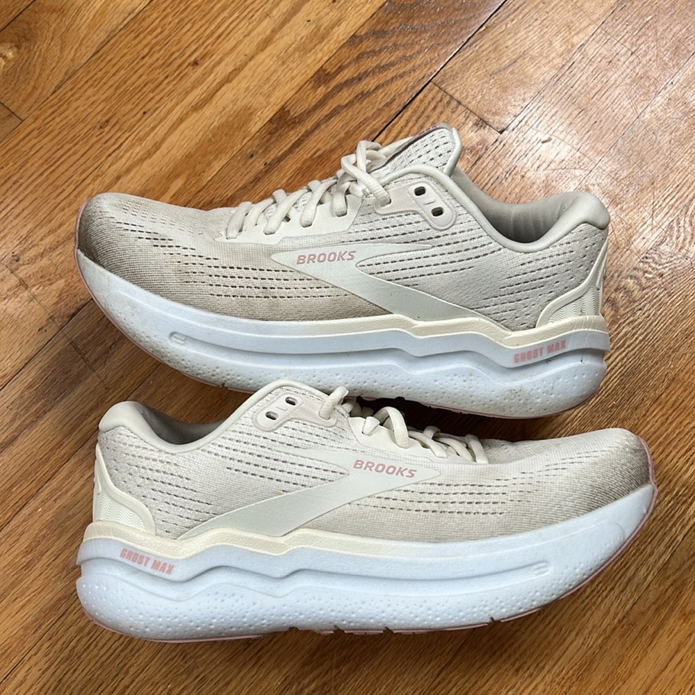Brooks Ghost Max 2 Women's Shoes in Off White size 9 Medium